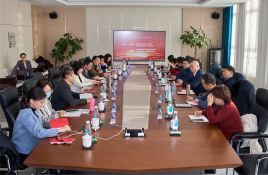 在调研座谈会上，围绕职业院校思政教师需求、思政课改革创新、队伍建设及品牌打造等议题深入交流。天津滨海汽车工程职业学院供图
