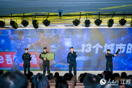 陈思远讲述“金陵警鹰”护航“苏超”的故事。人民网 余乐摄