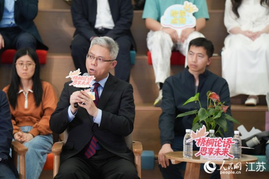 全国人大代表张俊杰在活动现场回答同学们提问。人民网 梁明摄